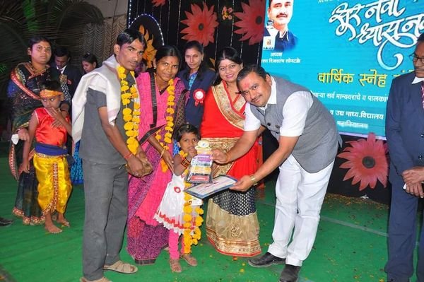 Prize distribution at the annual gathering